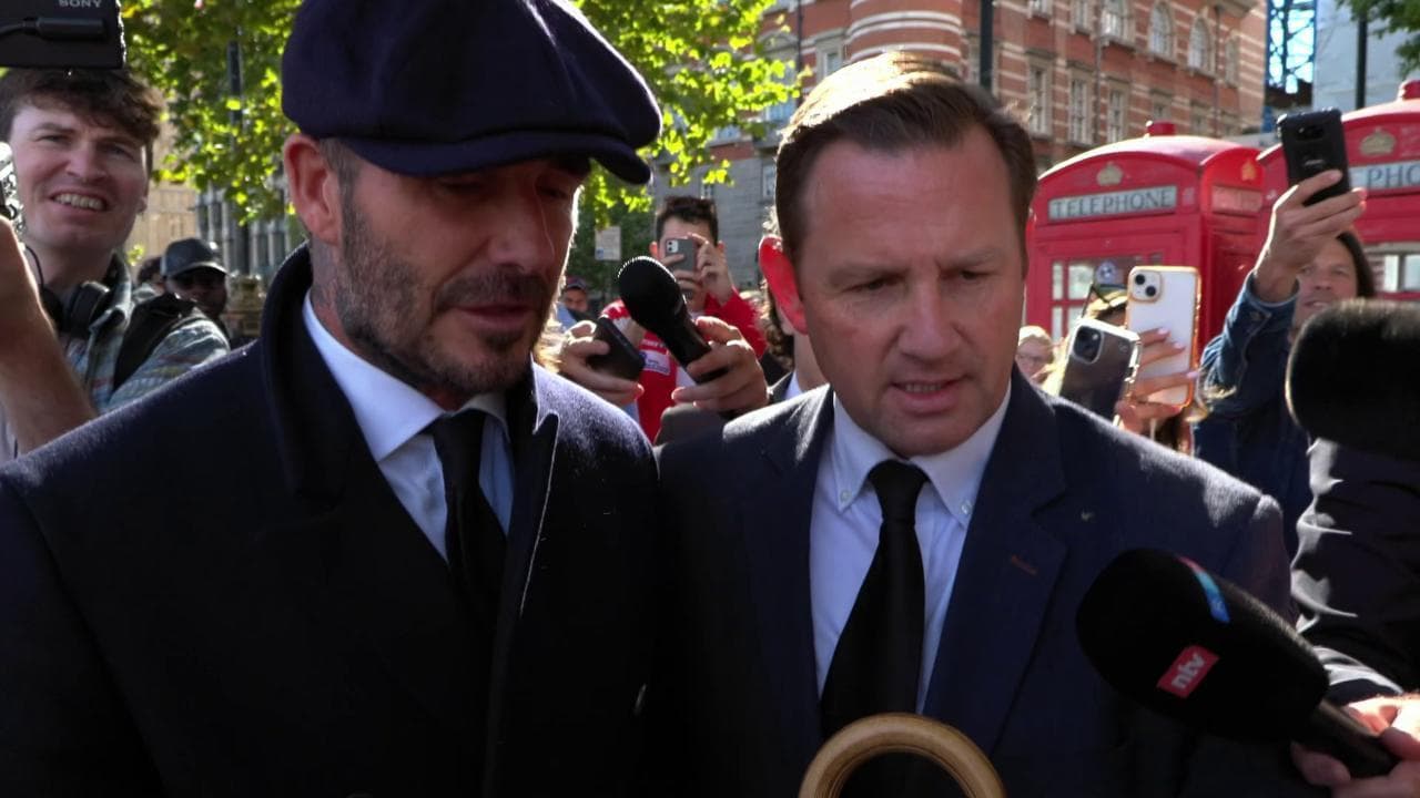 Londra, David Beckham in fila per 12 ore per l'ultimo saluto alla regina: "La cosa giusta da fare"