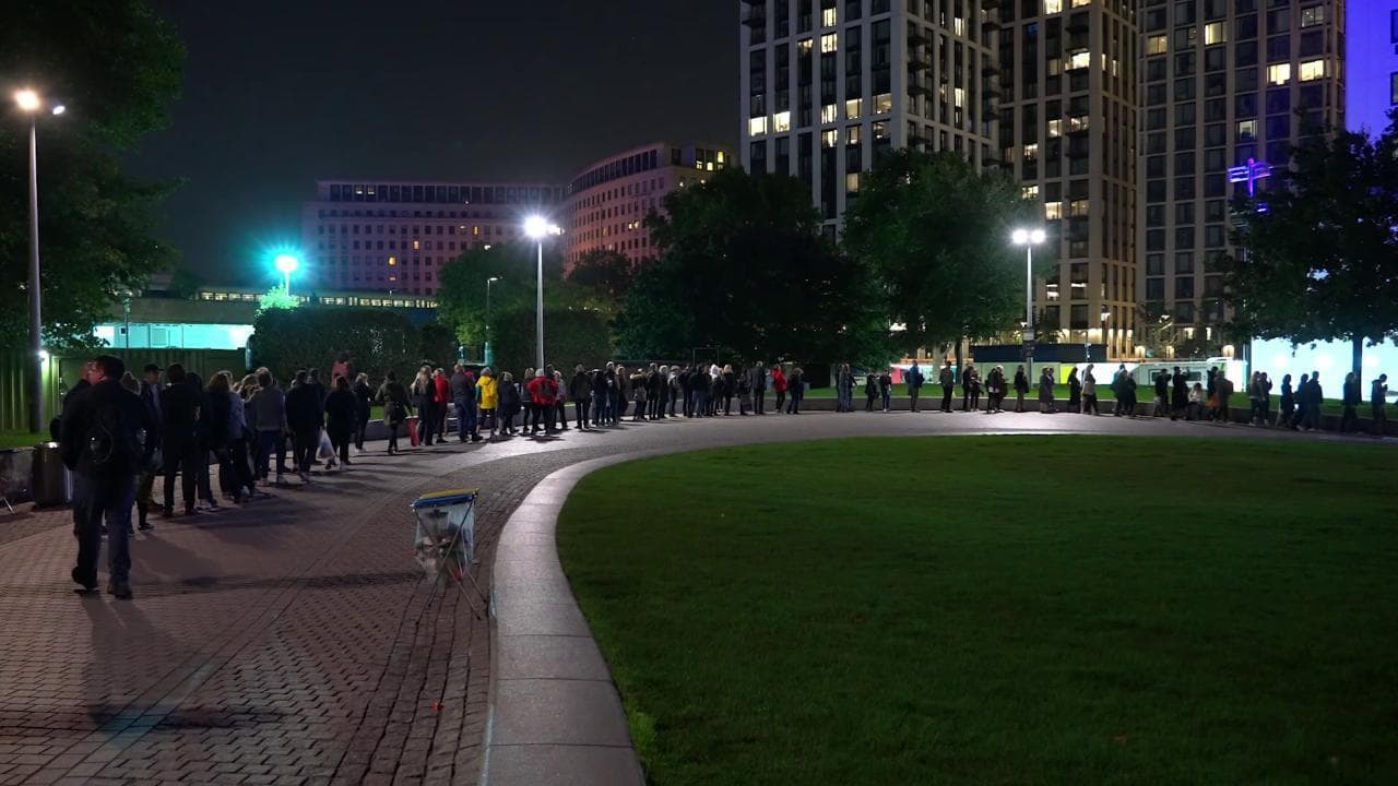 Londra, 4 km di coda nella notte per dare l'ultimo saluto alla regina Elisabetta II