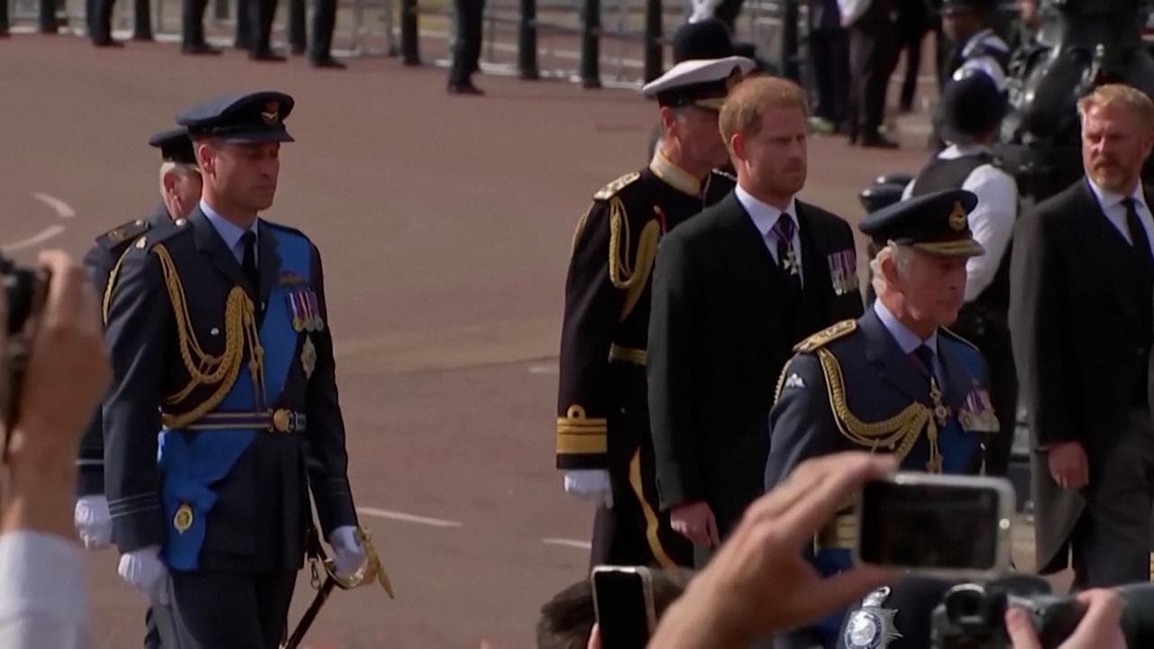 La regina Elisabetta da Buckingham Palace a Westminster, William e Harry insieme dietro al feretro