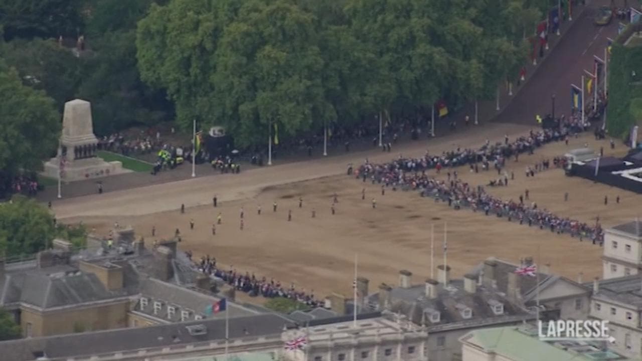 Folla da record per l'ultimo viaggio di Elisabetta da Buckingham Palace a Westminster: le immagini aeree