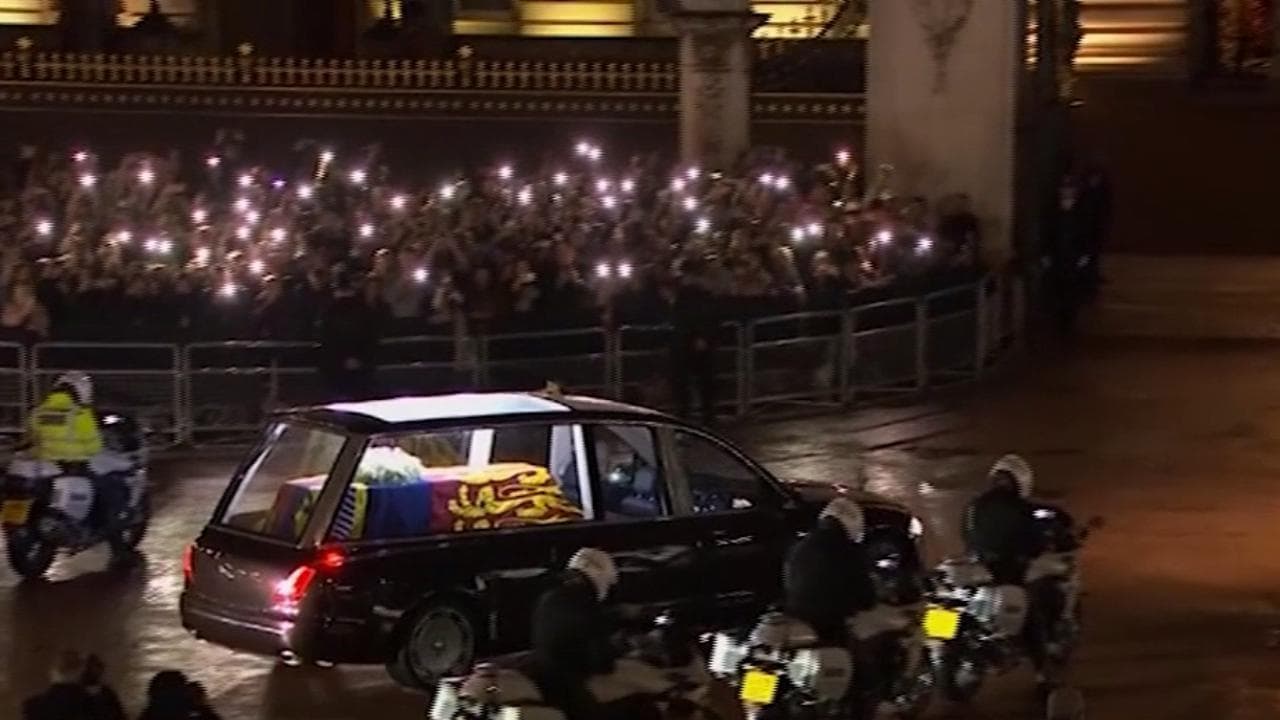 Londra, il feretro della Regina Elisabetta arriva a Buckingham Palace tra gli applausi della folla