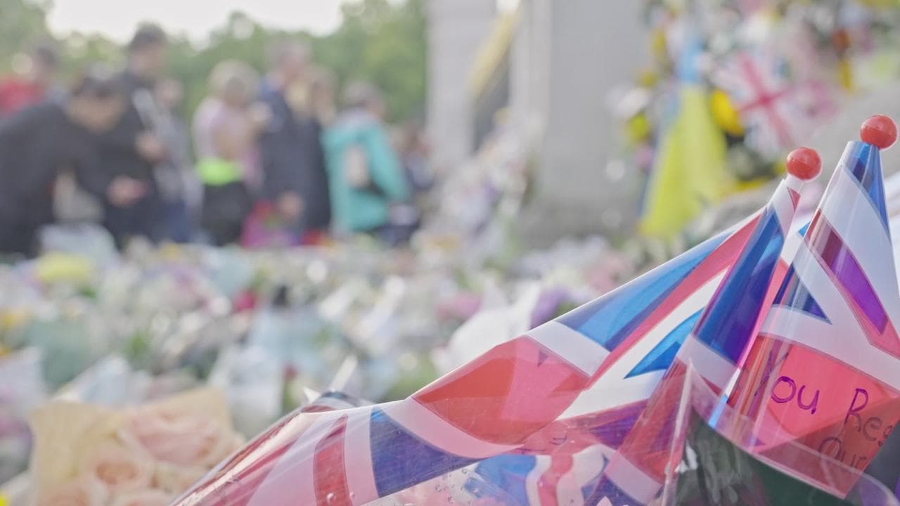Londra, i giorni dell'ultimo saluto a Elisabetta II: la commozione di un popolo per la sua regina