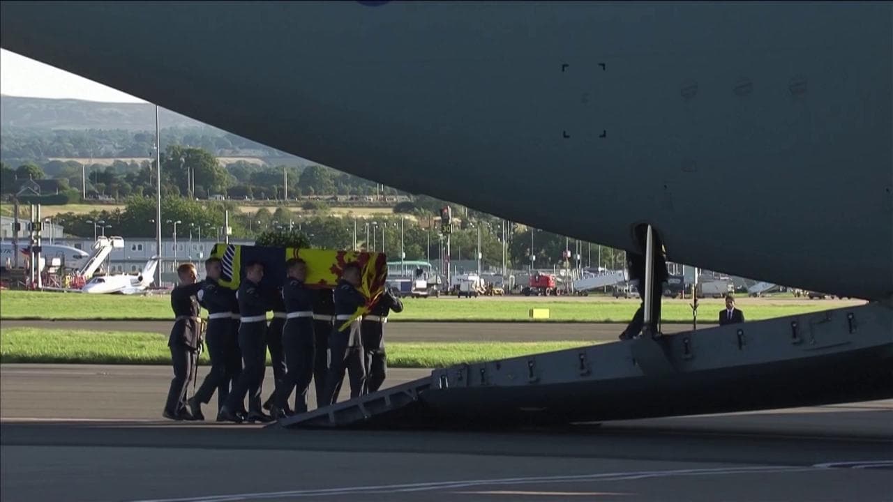 Il feretro di Elisabetta II lascia Edimburgo con un volo della Raf: la processione da St. Giles