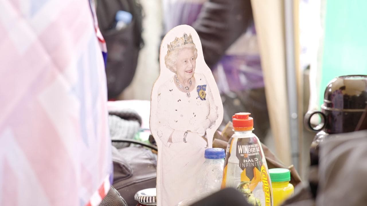 In prima fila per la camera ardente della regina: ''Più di due giorni di attesa, ma ne vale la pena''