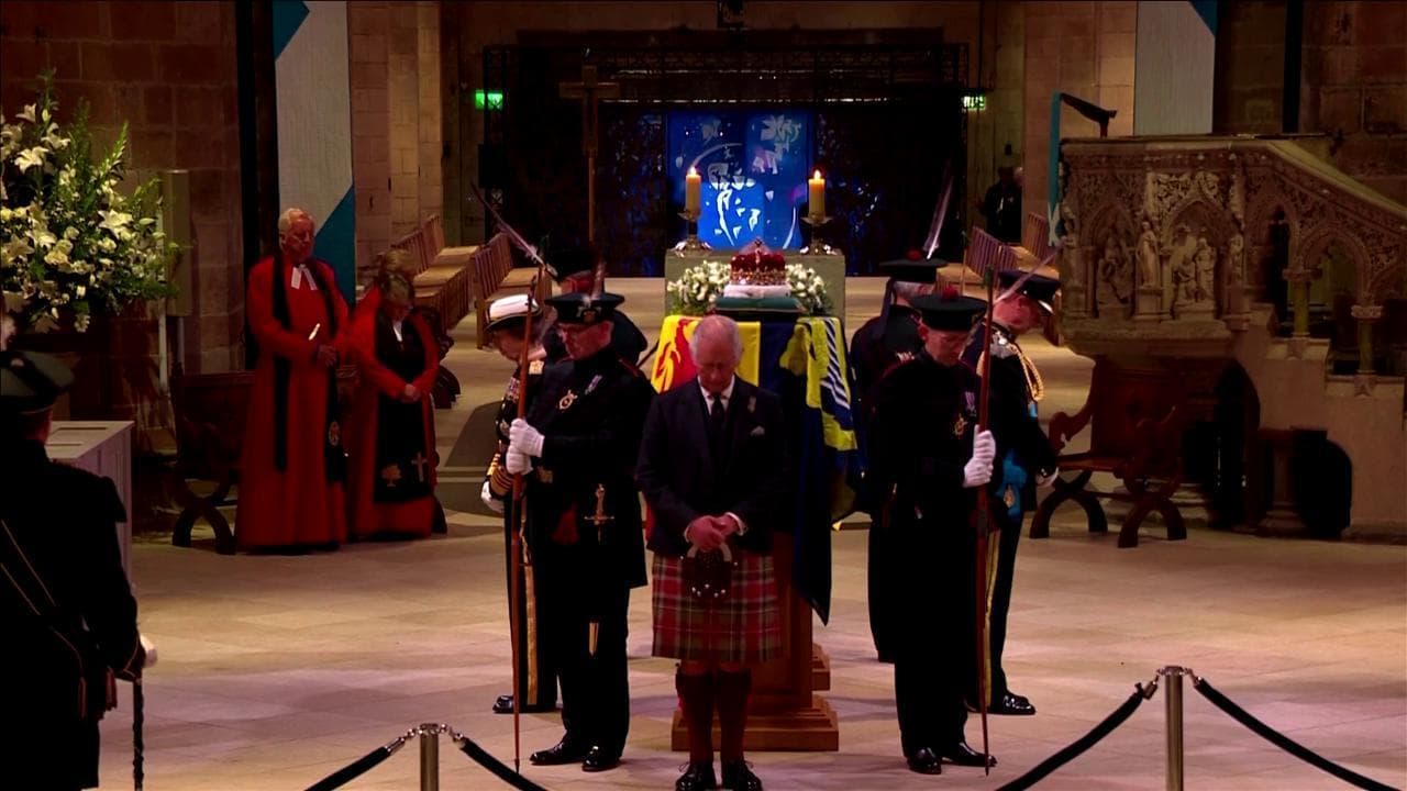 Edimburgo, il solenne silenzio di Carlo III: il re resta immobile accanto alla bara della regina