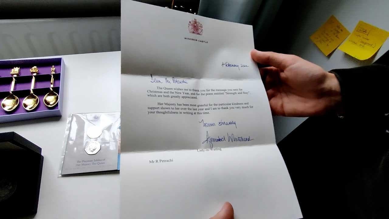 Un italiano che vive a Londra è il fan numero 1 della regina: "Le scrivevo lettere e lei mi rispondeva"