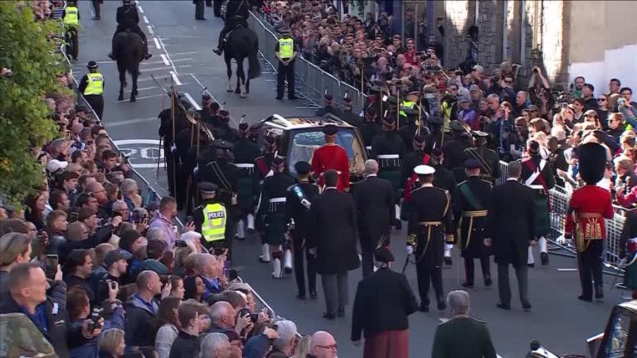 Elisabetta II, durante la processione un manifestante urla al principe Andrew: "Sei un vecchio malato"