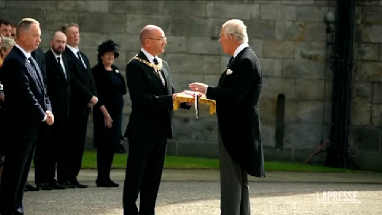 Scozia, re Carlo III riceve le chiavi della città di Edimburgo