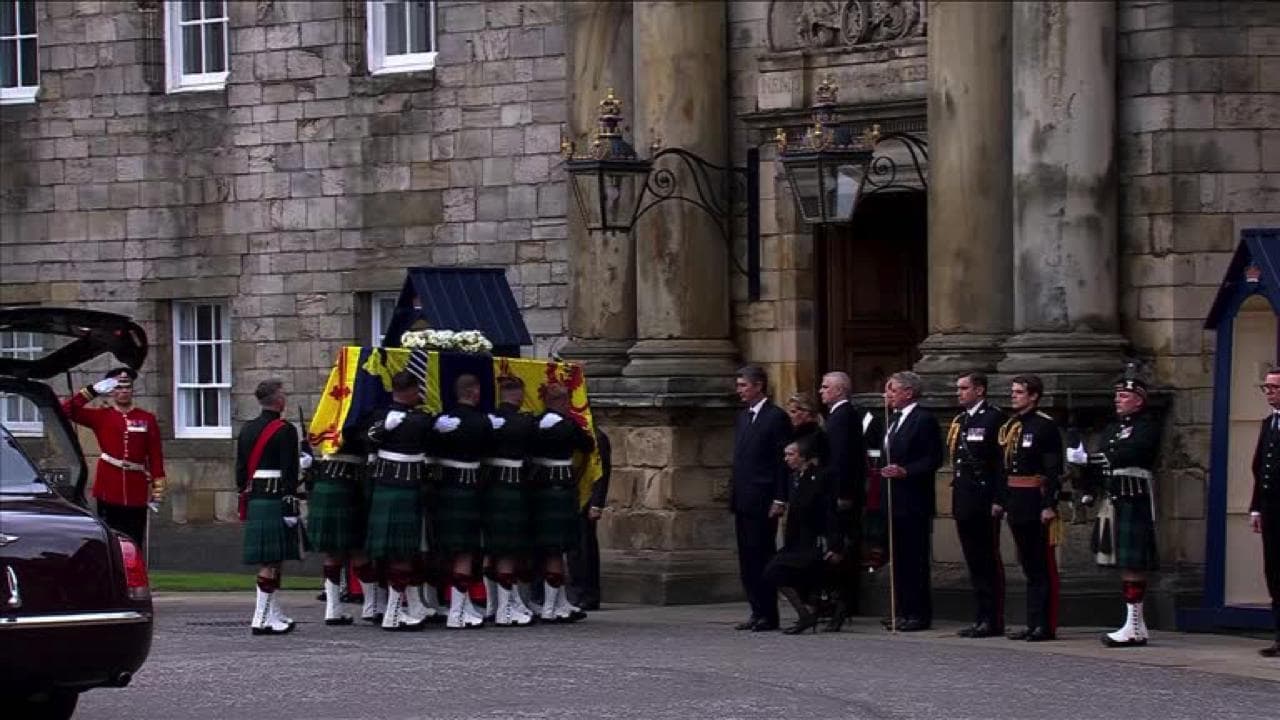 Elisabetta II, la riverenza della principessa Anna all'arrivo del feretro della madre
