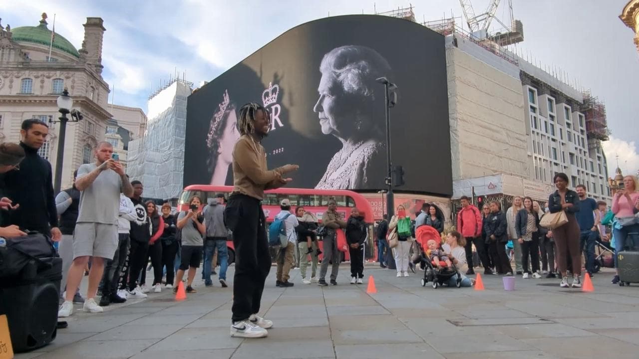 A Londra musica, turisti, street food: dove è finito il lutto per la regina?