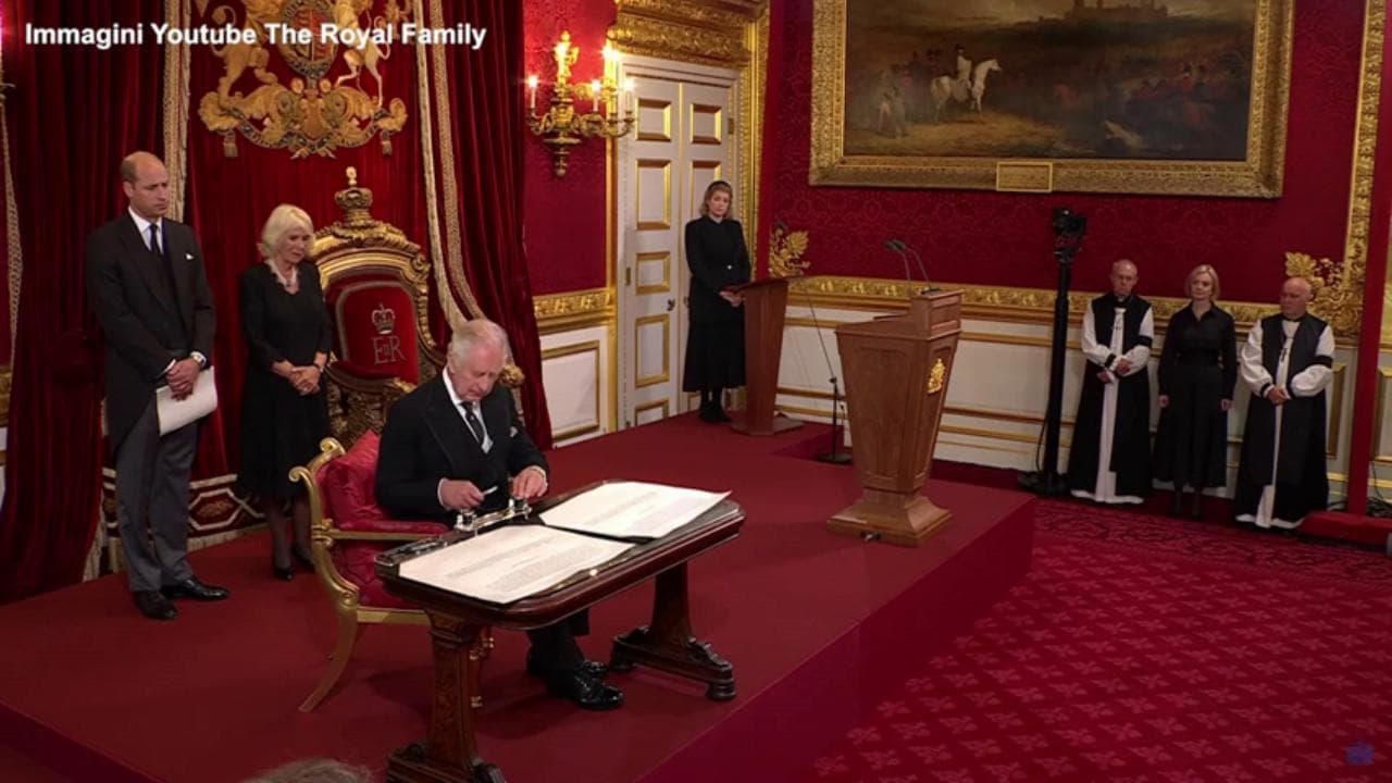 Carlo III firma l'atto di proclamazione: ci sono troppe penne, la smorfia del re