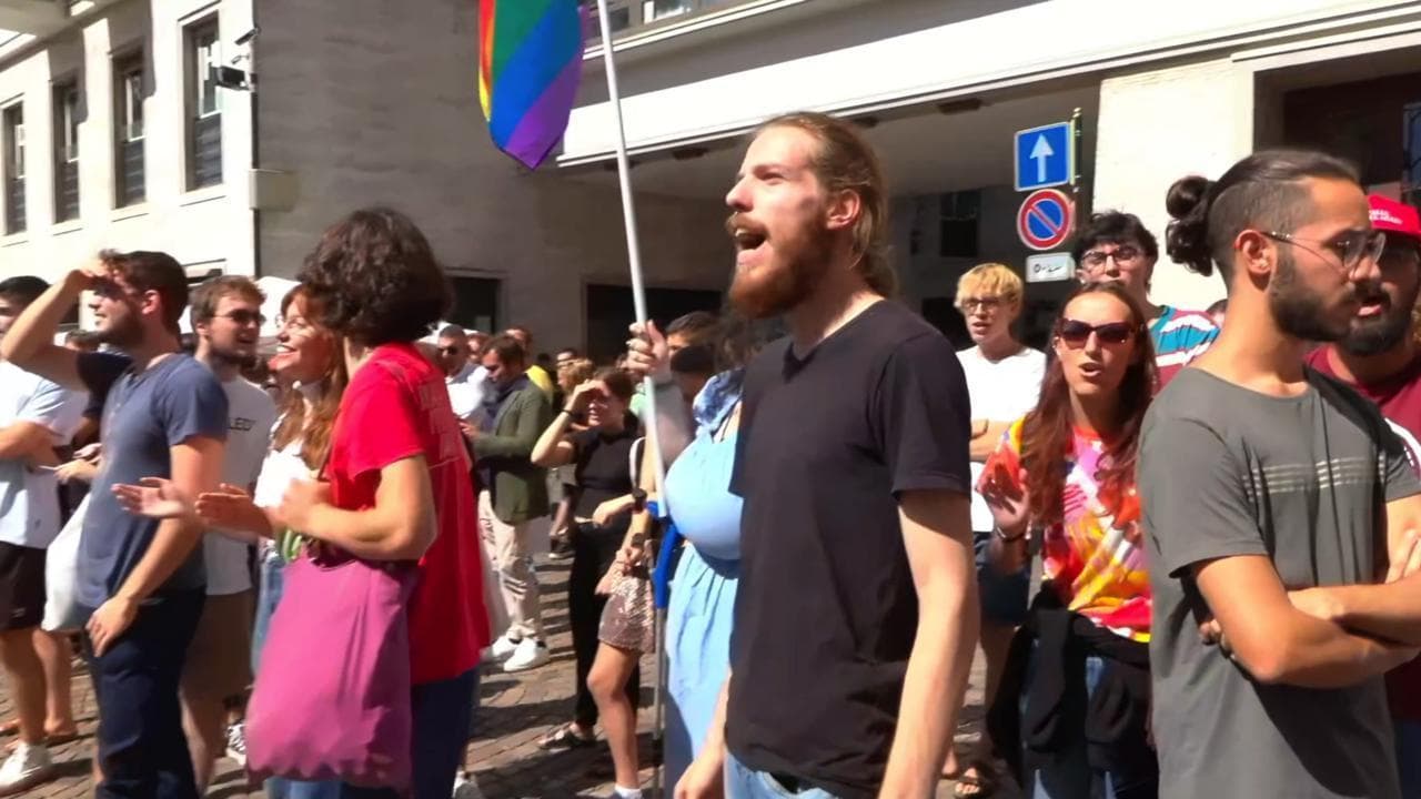 Trento, contestatori intonano Bella Ciao durante il comizio Giorgia Meloni
