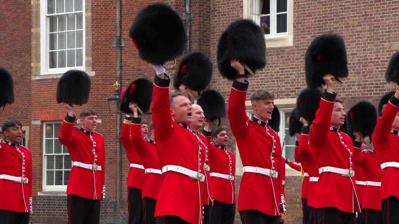 Londra, le guardie reali omaggiano il nuovo sovrano Carlo III