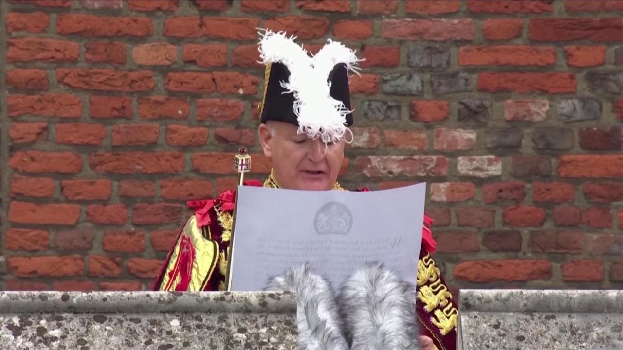 L'annuncio dell'araldo: Carlo III proclamato re dal balcone del St James's Palace