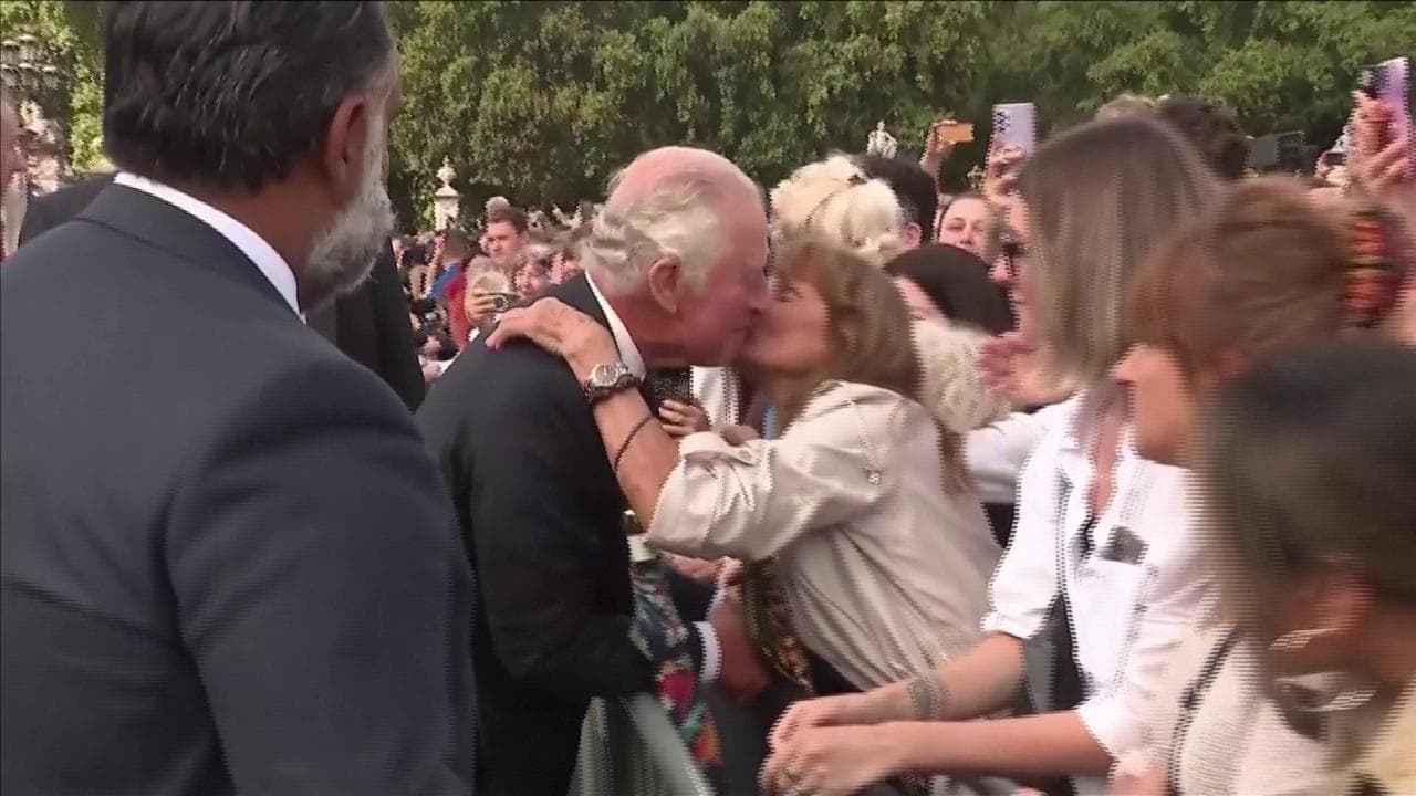 Re Carlo tra la folla a Buckingham Palace: il sovrano sorpreso da un bacio inaspettato