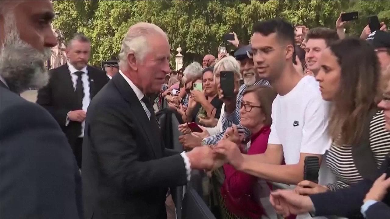 Re Carlo saluta la folla davanti a Buckingham Palace: e i presenti intonano "God Save The King"