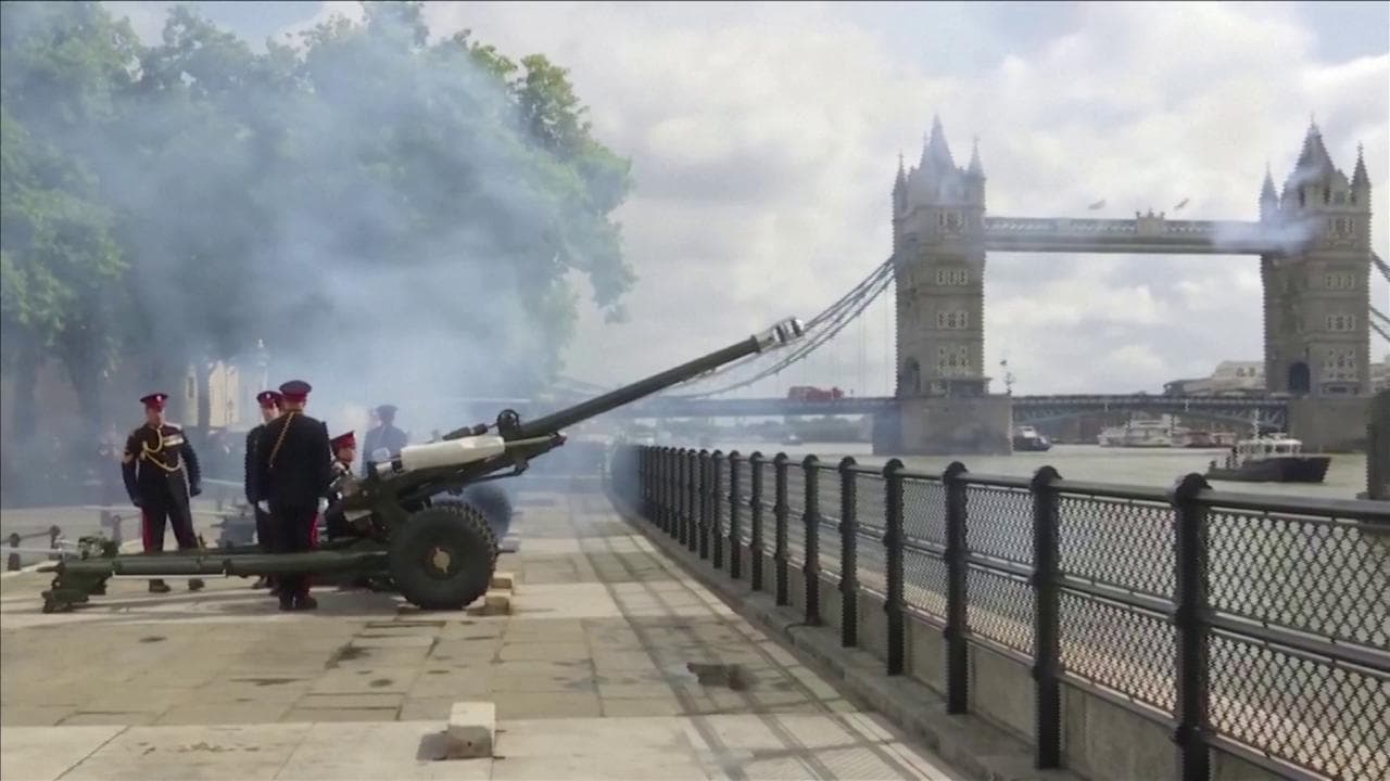 Da Londra a Gibilterra, 96 colpi di cannone per la regina Elisabetta II