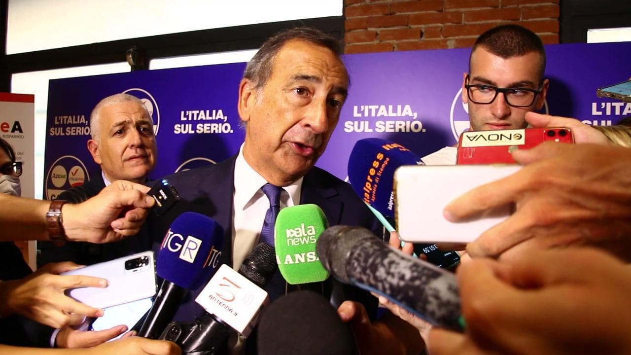 Elezioni, Renzi attacca Letta e stuzzica Sala in platea: "Se vota Pd ma vinciamo noi va bene uguale"