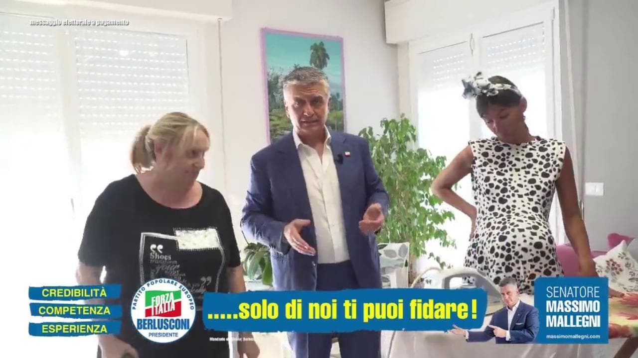 Lo spot elettorale sembra una televendita: così il senatore promette il reddito per le casalinghe