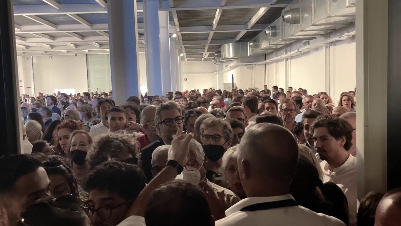 Elezioni, caos e spintoni all'evento con Renzi e Calenda: si chiudono gli ingressi e le persone rimangono fuori