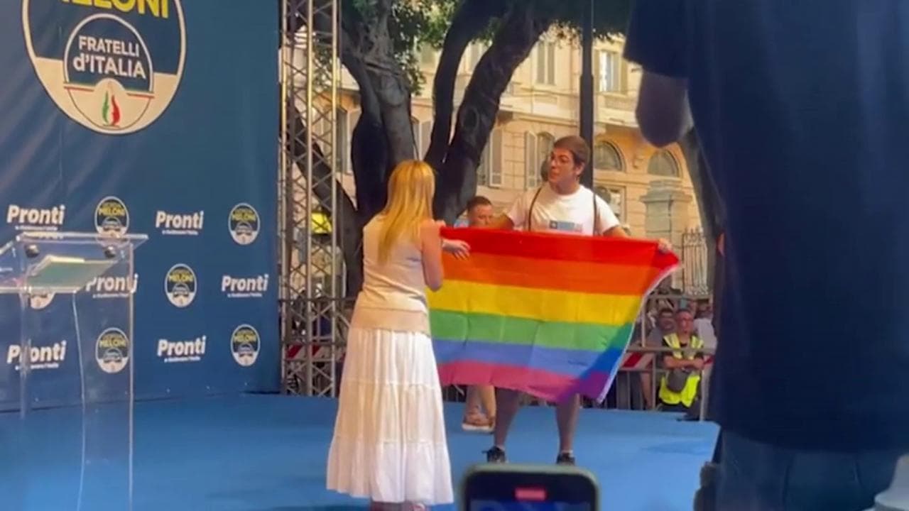 Meloni all'attivista Lgbt+ a Cagliari: "Io la penso diversamente"