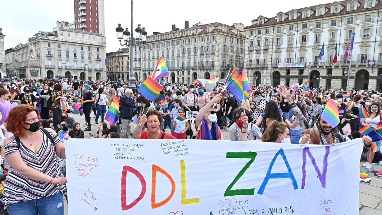 Diritti negati, storia parlamentare del Ddl Zan: ecco perché l'omotransfobia rimane impunita