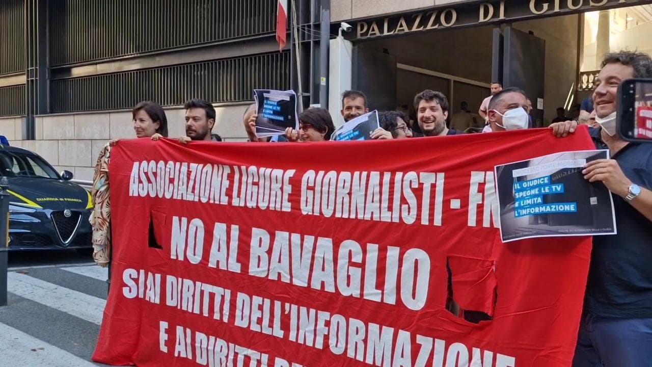 Genova, la manifestazione dei giornalisti al processo del ponte Morandi: "No a limitazioni del diritto di cronaca"