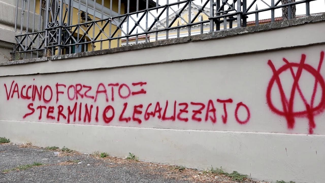 Covid, Speranza e Zingaretti allo Spallanzani: "Insulti fanno rabbia. No vax vanno repressi"