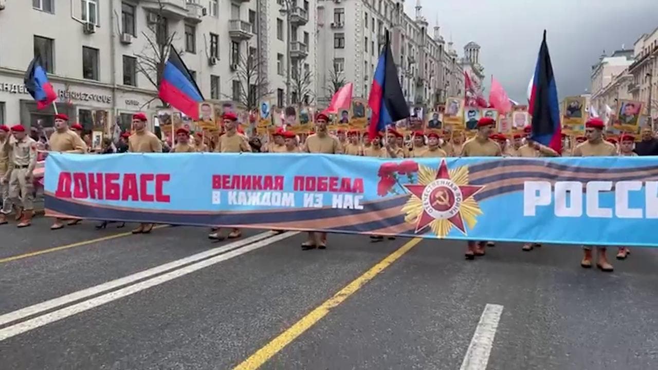 Mosca, anche i giovani dello Junarmija del Donbass sfilano col Reggimento Immortale