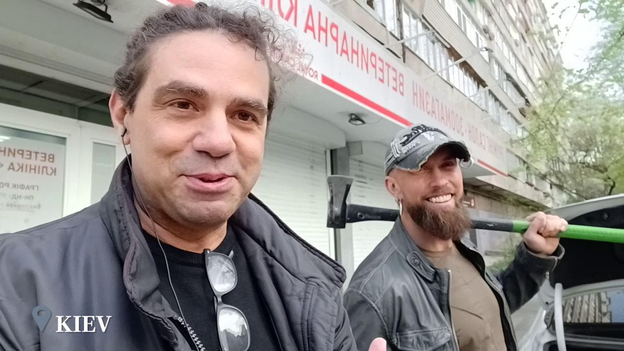 Alexei, l'attore che salva gli animali lasciati a casa dai profughi ucraini