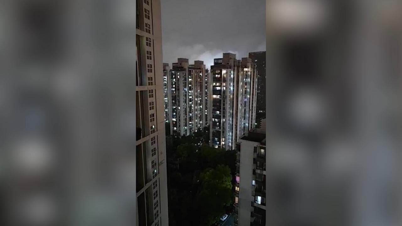 Covid, flashmob anti lockdown a Shanghai: gli abitanti battono sulle pentole creando suoni assordanti