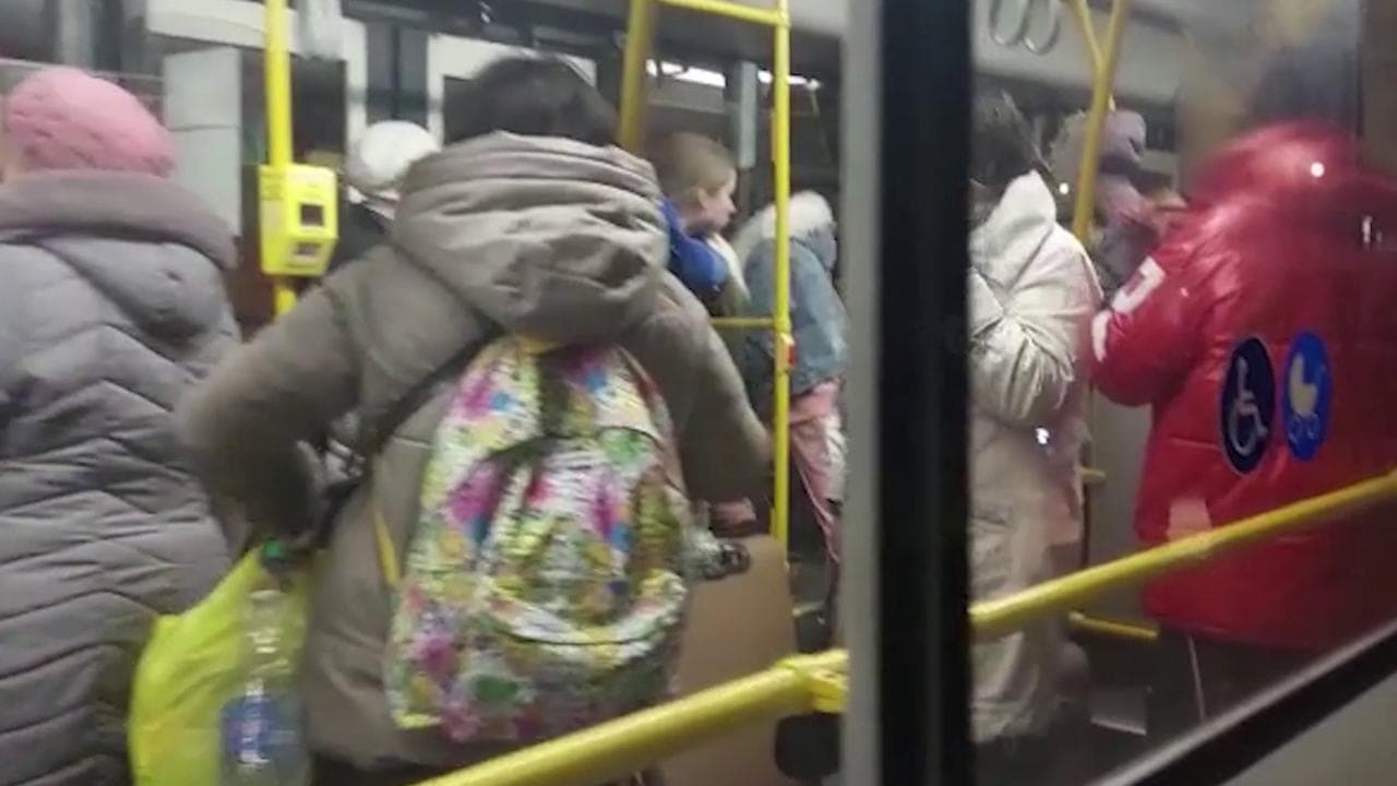 Sfollati in fuga da Mariupol: "Trentotto ore in piedi sul bus, abbiamo dovuto spingerlo nel fango"