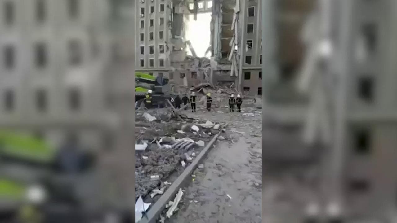 Mykolaiv, il palazzo della Regione distrutto dal missile russo
