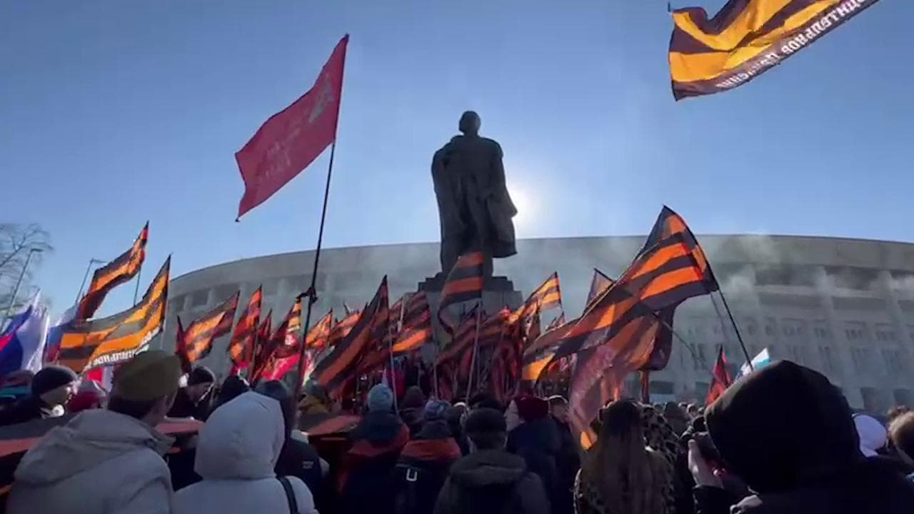 La folla pro Putin al comizio di Mosca
