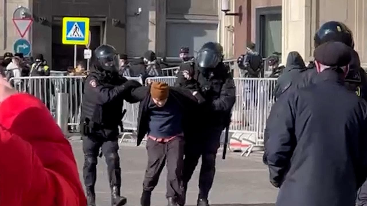 Mosca, manifestanti arrestati. Protestavano contro "l'operazione militare speciale" in Ucraina