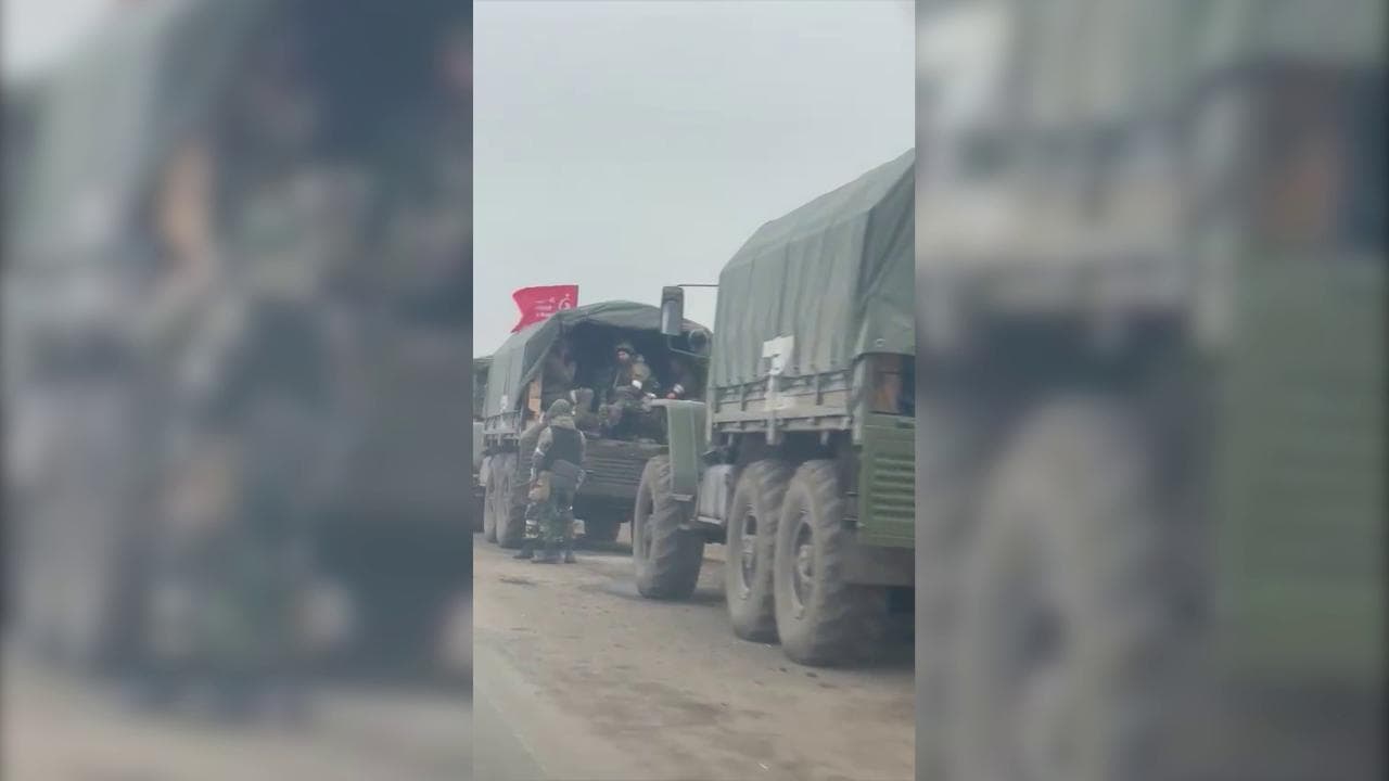 Ucraina, al confine con la Crimea tra i russi che trasferiscono missili e blindati