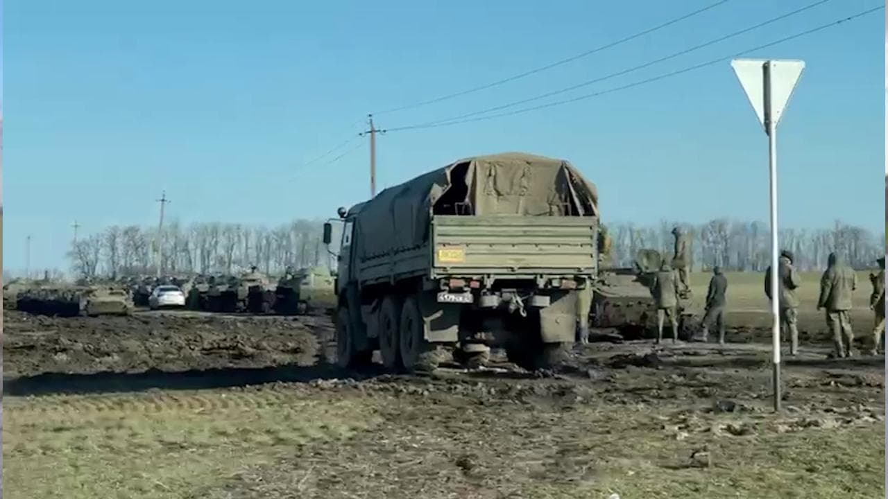Sul confine russo di Rostov, tra profughi e mezzi blindati