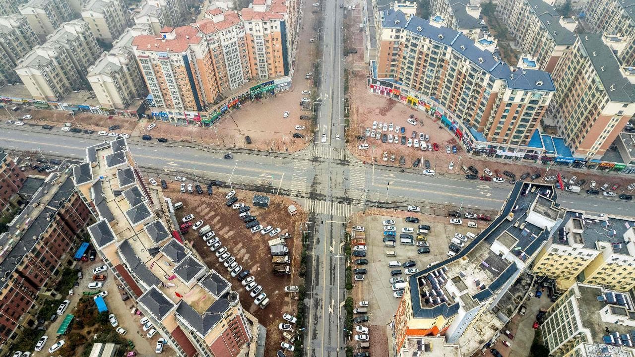 Covid, la Cina trasforma una città di 5,5 milioni di persone in una metropoli fantasma: le immagini aeree
