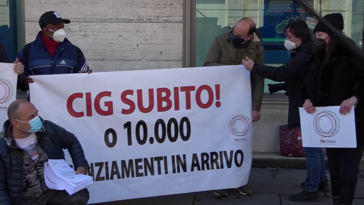 Roma, in piazza con 10 mila lettere di licenziamento: la protesta dei ristoratori