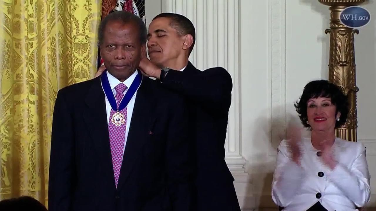 Addio a Sidney Poitier, nel 2009 Obama lo premiò con la medaglia presidenziale della Libertà