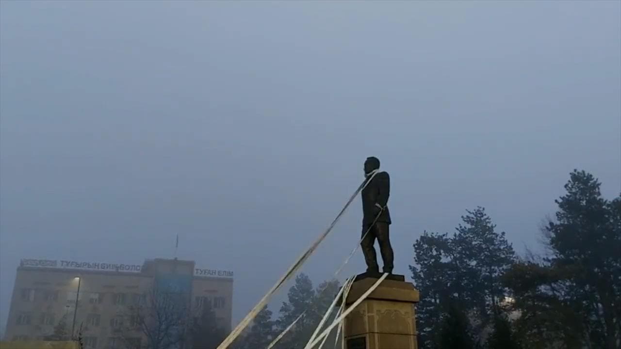 Kazakistan, i manifestanti abbattono statua dell'ex presidente