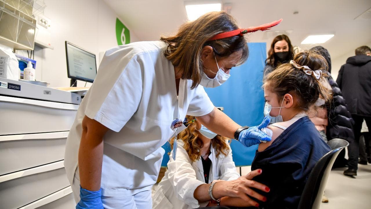 Il Covid dilaga tra i bambini, raddoppiati i casi. Il pediatra: "Troppo pochi i piccoli vaccinati"
