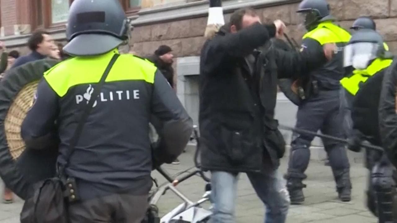 Covid, protesta no-vax ad Amsterdam per il nuovo lockdown: scontri tra polizia e manifestanti