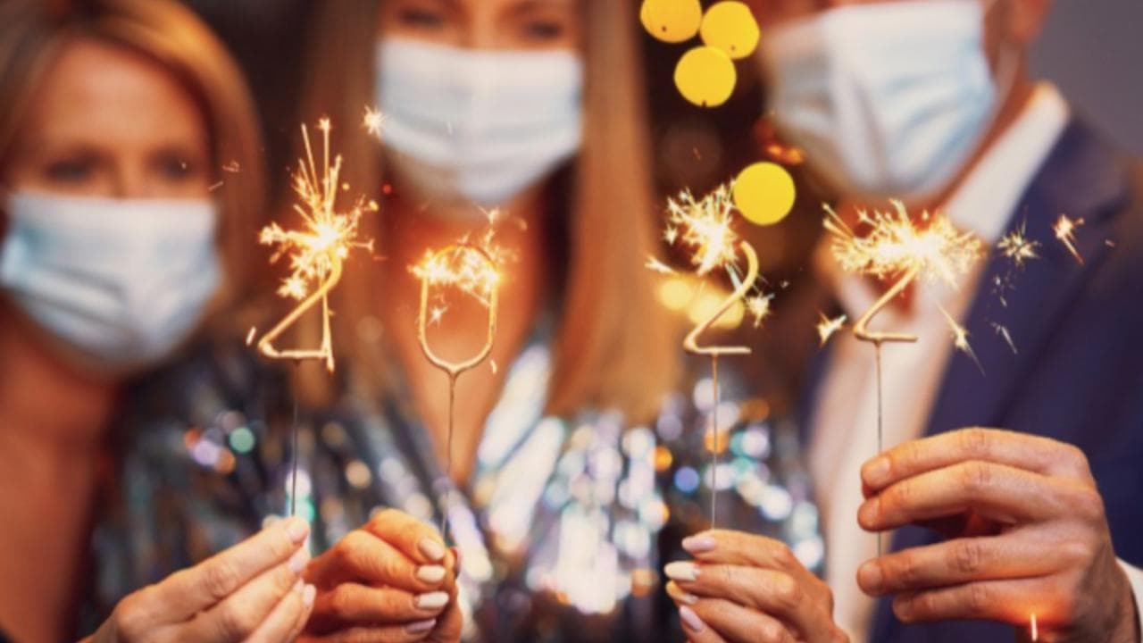 Effetto Omicron, cosa si può fare a Capodanno: le regole tra mascherine Ffp2 e super Green Pass