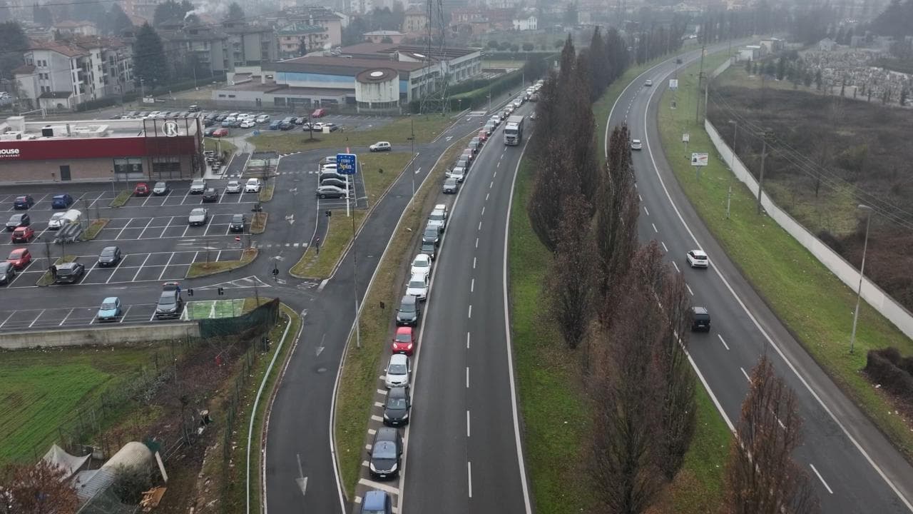 Monza, tutti in coda per il tampone: l'interminabile fila di auto vista dal drone