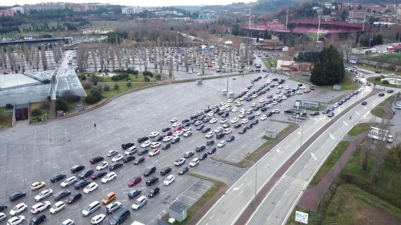Perugia, fila infinita di macchine per i tamponi: le immagini dal drone sono impressionanti