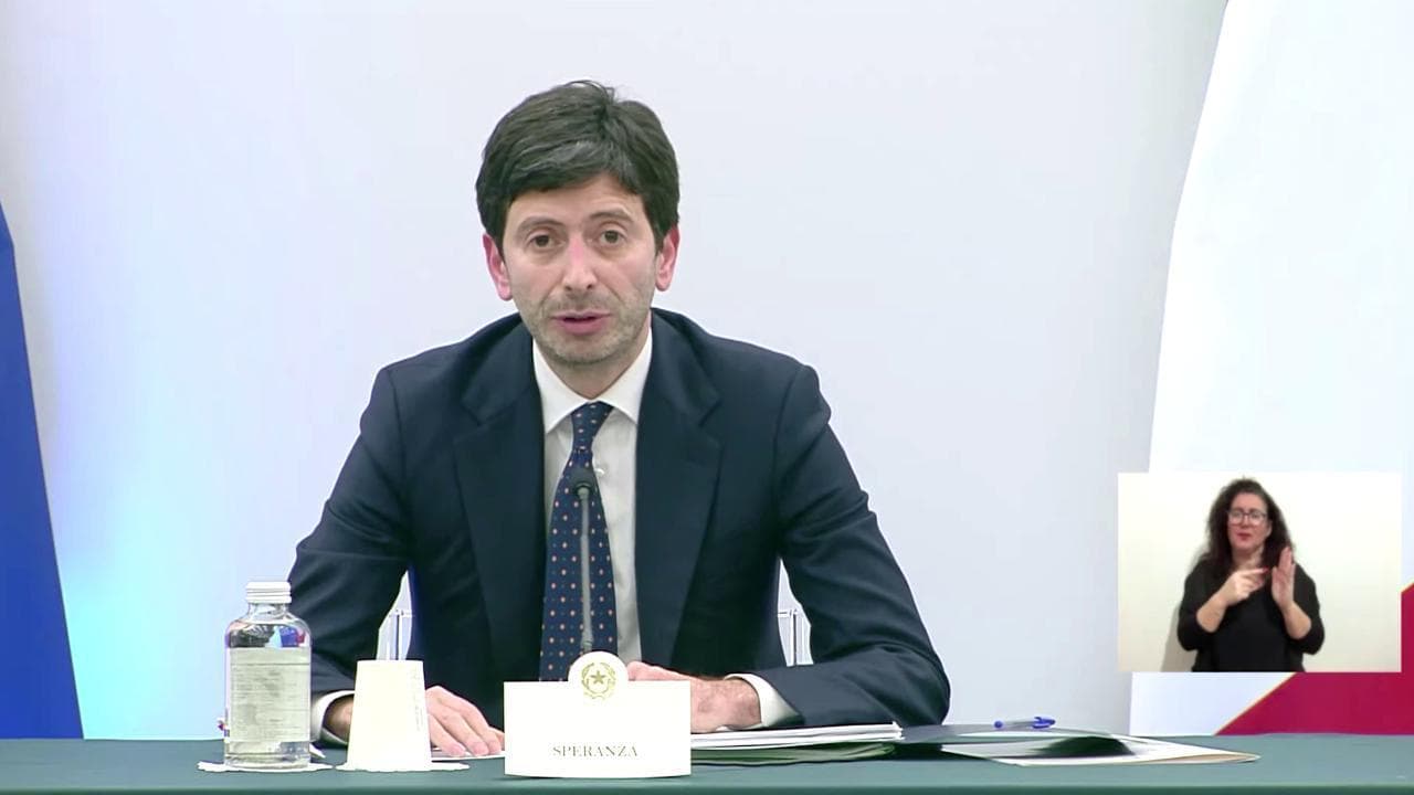 Covid, Speranza: "Mascherine obbligatorie anche all'aperto"