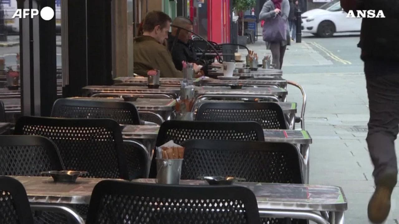 Gb, oltre 106mila nuovi positivi al Covid in 24 ore: pub e ristoranti a Londra sono semivuoti