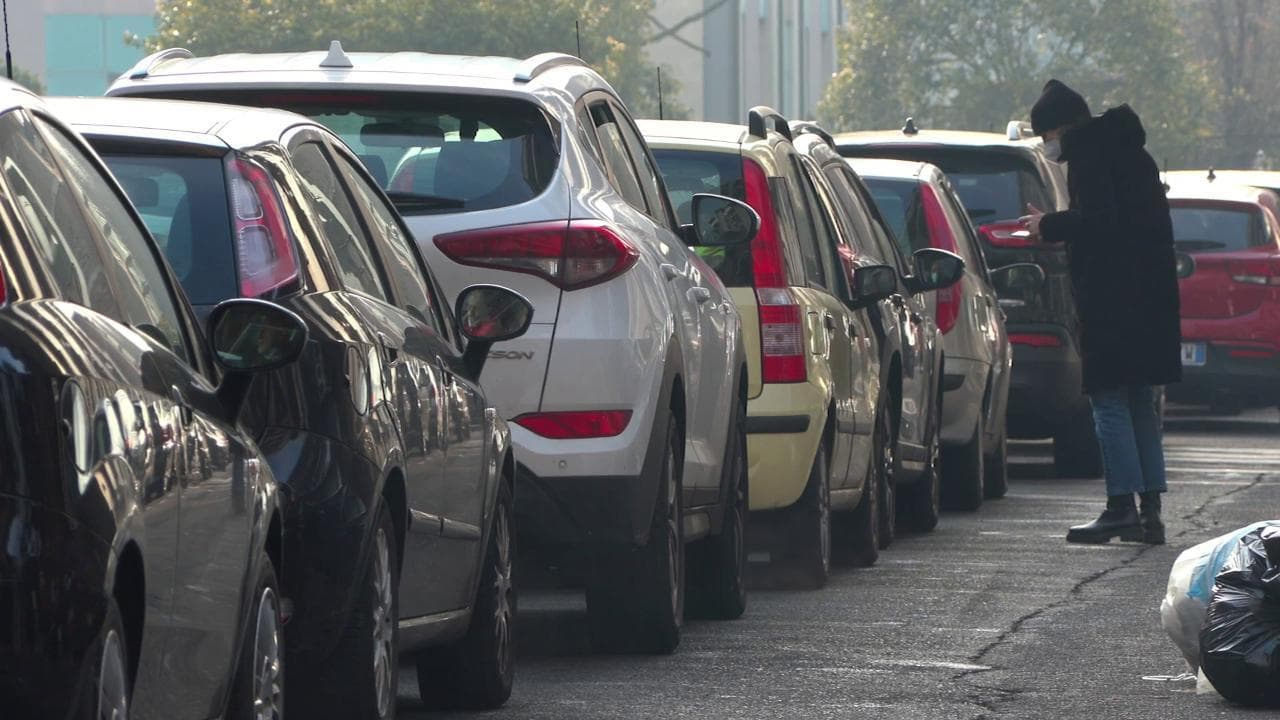 Corse ai tamponi anti-Covid a Milano, lunghe code al San Paolo. Croce Rossa: "Attesa di diverse ore"