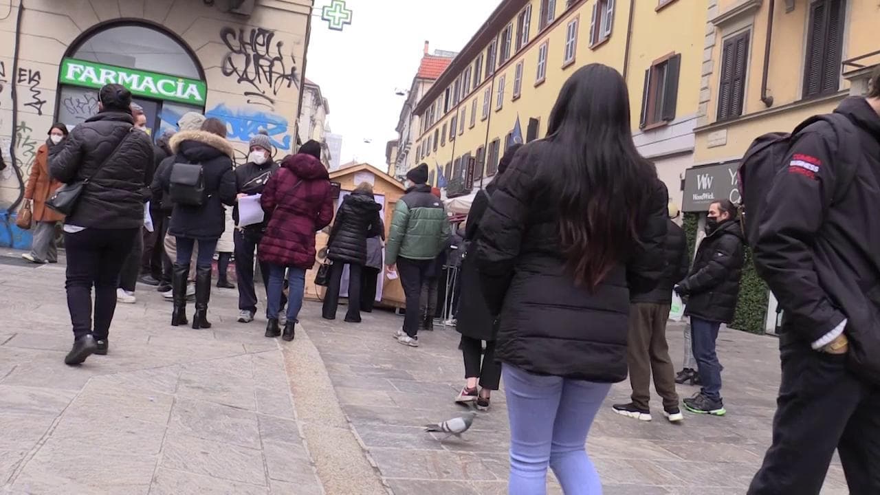 Milano, la farmacia appende il cartello "Stop tamponi": "Per oggi ci arrendiamo, sono troppi"